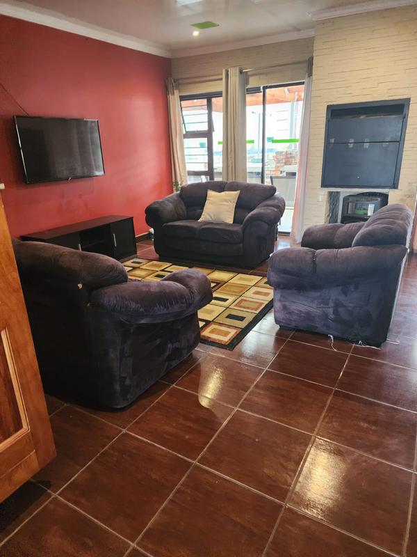 To Let 4 Bedroom Property for Rent in Parsonsvlei Eastern Cape